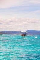 groot catamaran in turkoois Open zee in de buurt bohol eiland foto