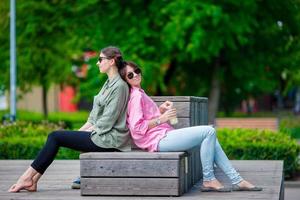 gelukkig jong stedelijk meisjes in Europese stad. Kaukasisch toeristen hebben pret samen buitenshuis foto