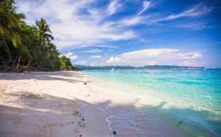 perfect tropisch strand met turkoois water en wit zand foto