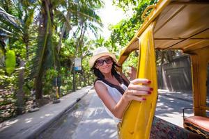 jong vrouw in een Open taxi Bij Aziatisch land foto