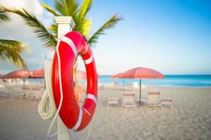 rood reddingsboei Aan de wit zand strand foto