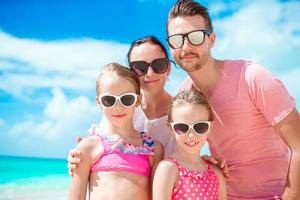 portret van gelukkig mooi familie Aan wit strand foto