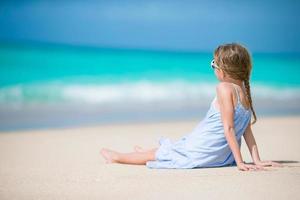 aanbiddelijk weinig kind Bij strand gedurende zomer vakantie foto