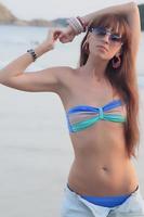 jong vrouw genieten van zomer vakantie Aan tropisch wit strand foto