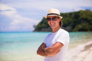 portret van gelukkig jong Mens wandelen Aan een tropisch strand foto