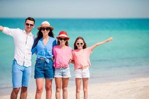 foto van gelukkig familie hebben pret Aan de strand. zomer levensstijl