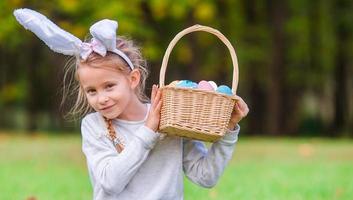 portret van kind Aan Pasen met eieren buitenshuis foto