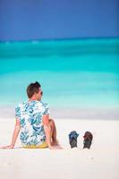 jong Mens genieten van tijd Aan wit zanderig strand Bij caraïben vakantie foto