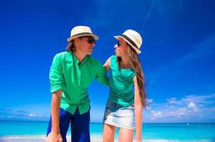 jong gelukkig paar gedurende tropisch strand vakantie foto