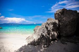 groot glad stenen met turkoois water Aan de paradijs eiland foto
