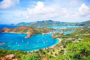 visie van Engels haven van shirley hoogtes, antigua, paradijs baai Bij tropisch eiland in de caraïben zee foto