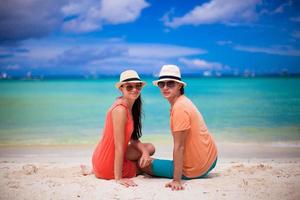 jong paar Aan tropisch strand foto