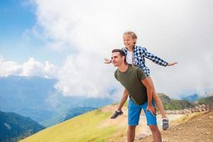 mooi gelukkig familie in bergen in de achtergrond van mist foto