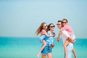 gelukkig familie Aan de strand gedurende zomer vakantie foto