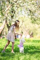 twee weinig kinderen Aan picknick in de park foto