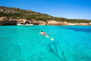 jong Mens snorkelen in Doorzichtig tropisch turkoois wateren foto