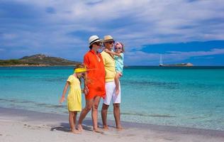 gelukkig familie van vier gedurende zomer vakantie foto