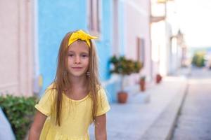 aanbiddelijk weinig meisje buitenshuis gedurende zomer vakantie foto