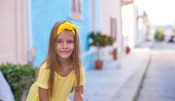 aanbiddelijk weinig meisje buitenshuis gedurende zomer vakantie foto