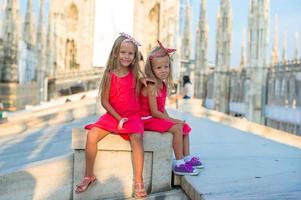 aanbiddelijk weinig meisjes Aan de op het dak van duomo, Milaan, Italië foto