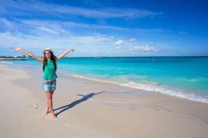 jonge mooie vrouw op het strand tijdens tropische vakantie foto