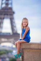 schattig weinig meisje in Parijs achtergrond de eiffel toren gedurende zomer vakantie foto