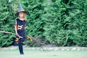 gelukkig meisje in halloween kostuum met jack pompoen.truc of traktatie foto