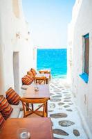 typisch Grieks bar in Mykonos stad- met zee visie, cycladen eilanden, Griekenland foto