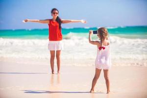 weinig meisje foto's haar moeder Aan de strand foto