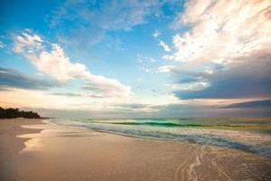 verbazingwekkend kleurrijk zonsondergang Aan de tropisch strand in Mexico foto