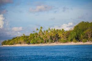 landschap van tropisch eiland strand met perfect blauw lucht in bohol foto