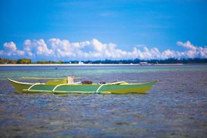 klein boot in blauw turkoois water foto