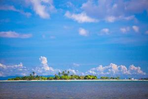 tropisch perfect eiland achtergrond de blauw lucht foto