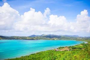 visie van Engels haven van shirley hoogtes, antigua, paradijs baai Bij tropisch eiland in de caraïben zee foto