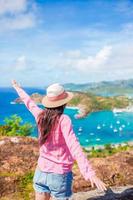 jong toerist vrouw met visie van Engels haven van shirley hoogtes, antigua, paradijs baai Bij tropisch eiland in de caraïben zee foto