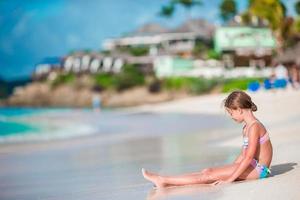 aanbiddelijk weinig meisje Aan de tropisch exotisch strand foto