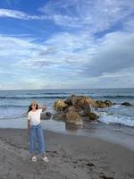 jong mooi vrouw kom tot rust Aan de strand foto