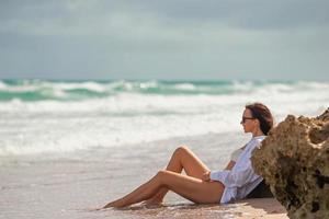 jong mooi vrouw kom tot rust Aan de strand foto