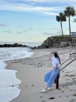 jong mooi vrouw kom tot rust Aan de strand foto