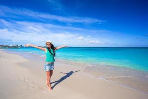 jong gelukkig vrouw Aan strand gedurende haar zomer vakantie foto