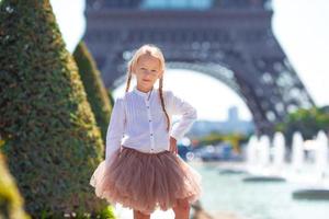 aanbiddelijk weinig meisje in Parijs achtergrond de eiffel toren gedurende zomer vakantie foto