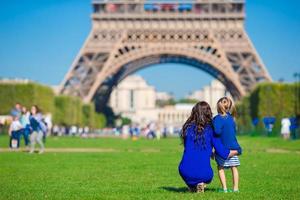 gelukkig familie in Parijs achtergrond eiffel Aan Frans vakantie foto