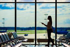 vliegmaatschappij passagier in een luchthaven lounge aan het wachten voor vlucht vliegtuig foto