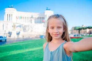 aanbiddelijk weinig meisje nemen selfie in voorkant van altaar della vaderland, monumento nazionale een vittorio emanuele ii ook bekend net zo ii vittoriano, Rome, Italië. foto