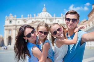 gelukkig jong familie nemen selfie Bij st. peter's basiliek kerk in Vaticaan stad, Rome. gelukkig reizen ouders en kinderen maken selfie foto afbeelding Aan Europese vakantie in Italië.
