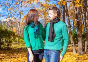 portret van gelukkig paar in liefde Aan herfst zonnig vallen dag foto