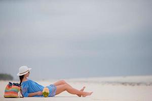 jong mooi meisje ontspannende Aan wit strand foto