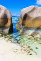 exotisch turkoois lagune tussen groot glad rotsen in de Seychellen foto