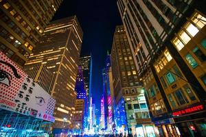 nieuw york wolkenkrabbers visie naar boven in nacht foto