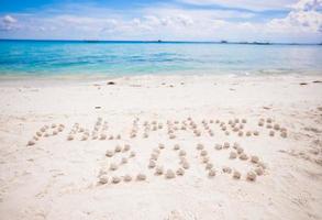 Filippijnen geschreven in een zanderig tropisch strand foto